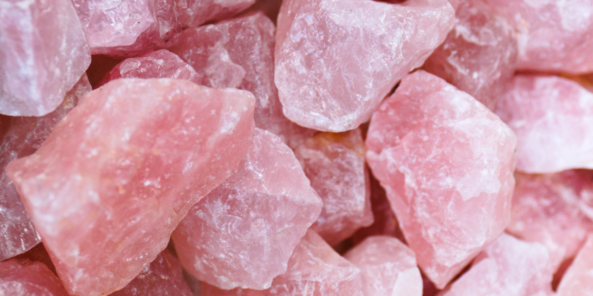 A pile of unpolished rose quartz.